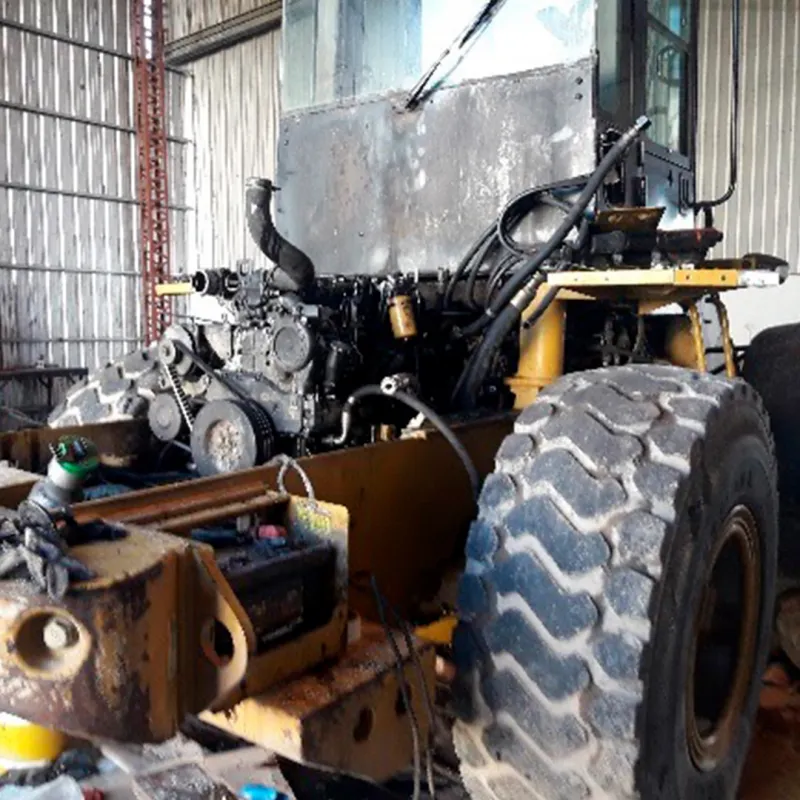 Desmontaje de motor y transmisión en cargadora frontal Caterpillar 930 G