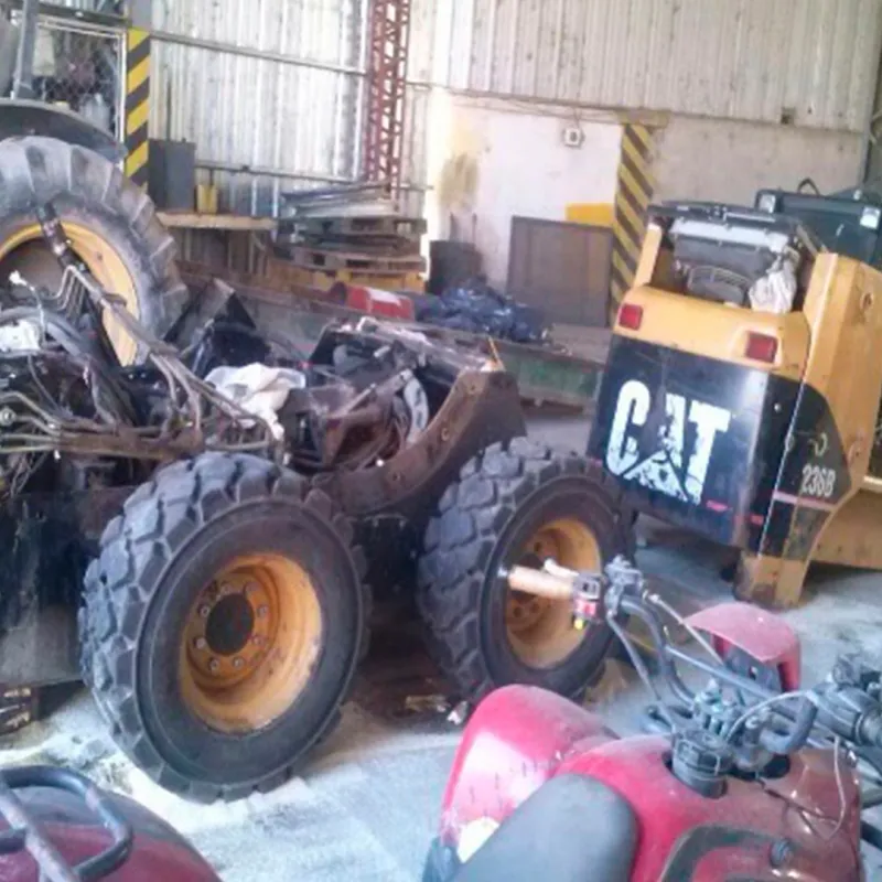 Desmontaje de motor y bomba hidráulica en minicargadora Caterpillar 236B